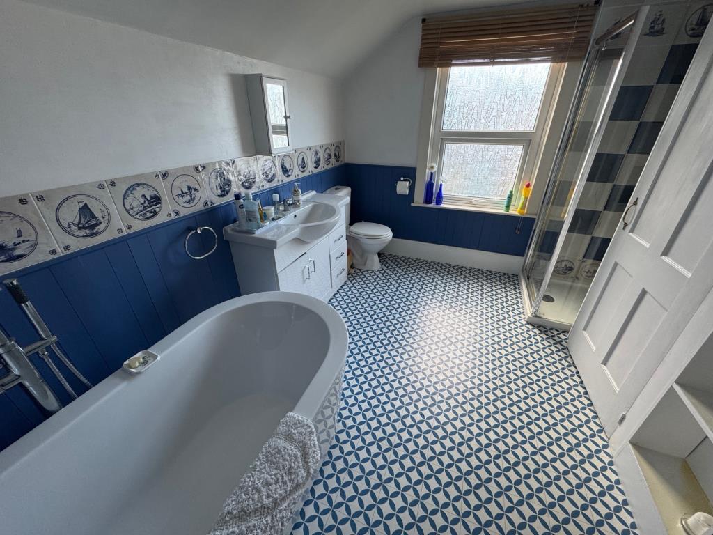 Lot: 17 - ATTRACTIVE BAY FRONTED HOUSE IN POPULAR LOCATION - Bathroom